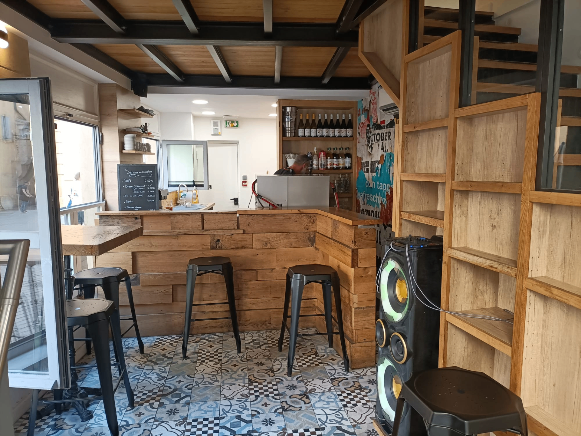 Comptoir en bois et tabourets à l'intérieur du bar